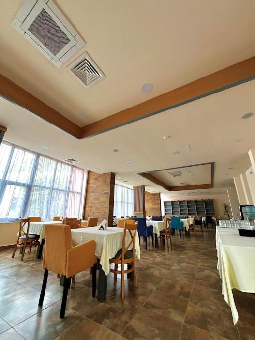 City Plaza Botevgrad Buitenkant foto